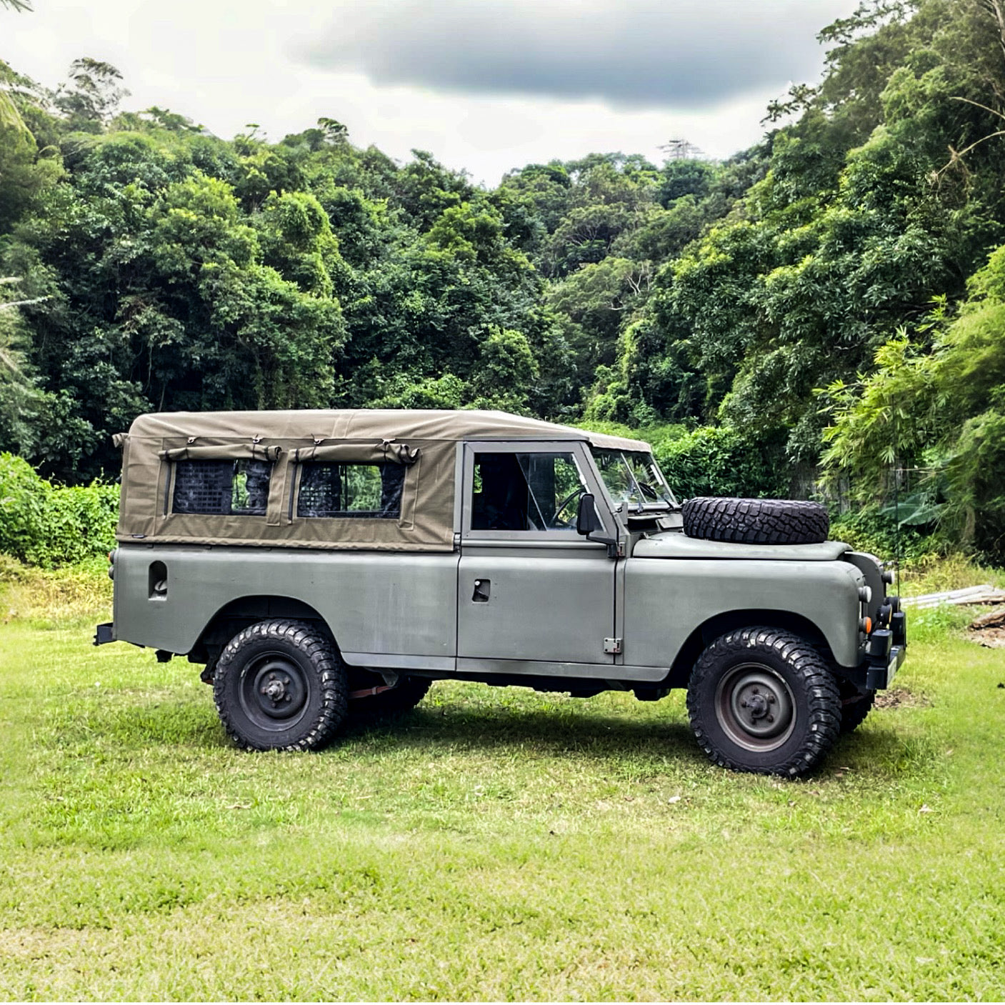 109&quot; - Land Rover Series - Full Hood - With Side Windows &amp; Blinds (FYSW)