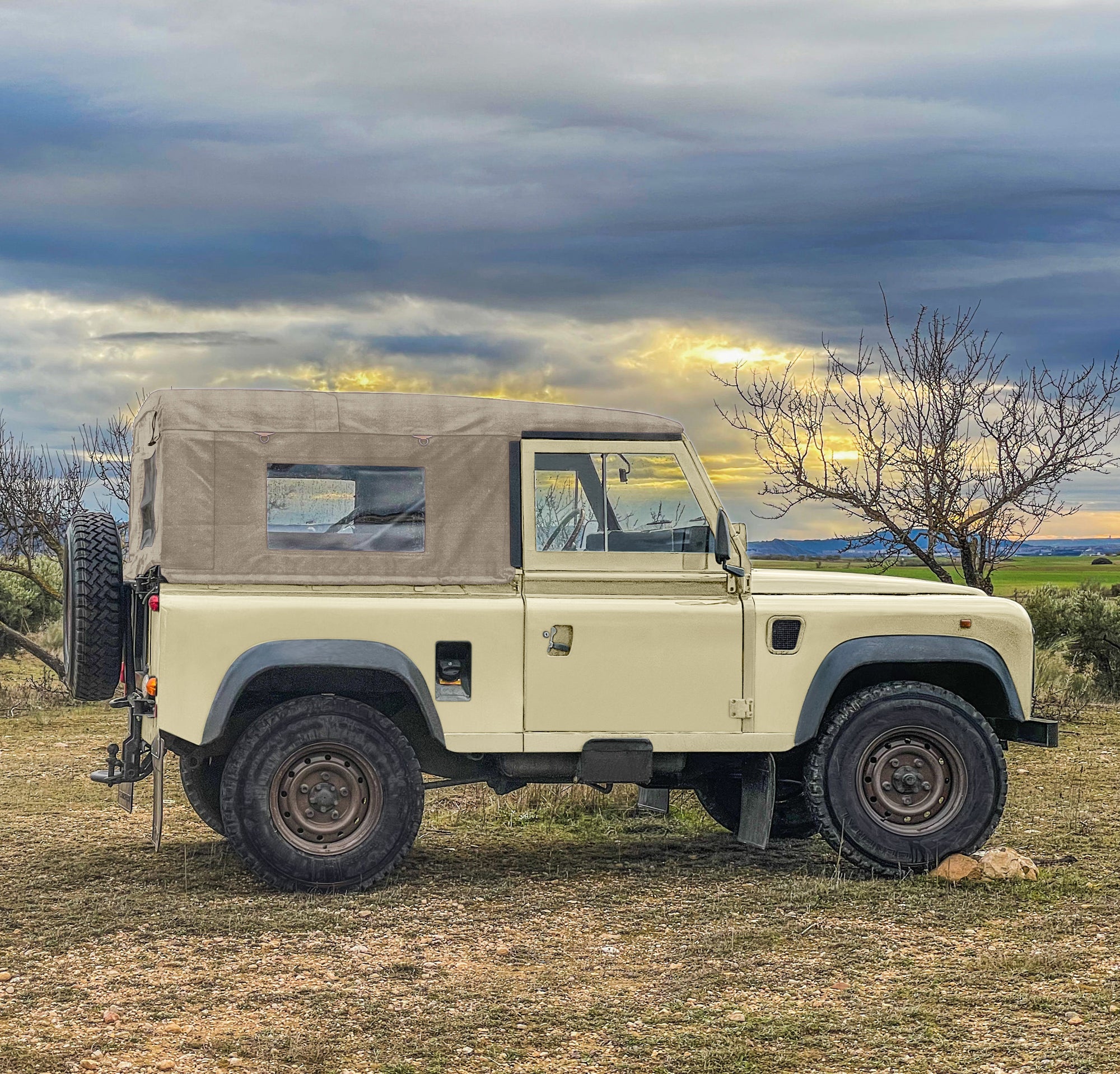 90&quot; - Land Rover Defender - Full Hood - With Side Windows (WSW) (No NAS)