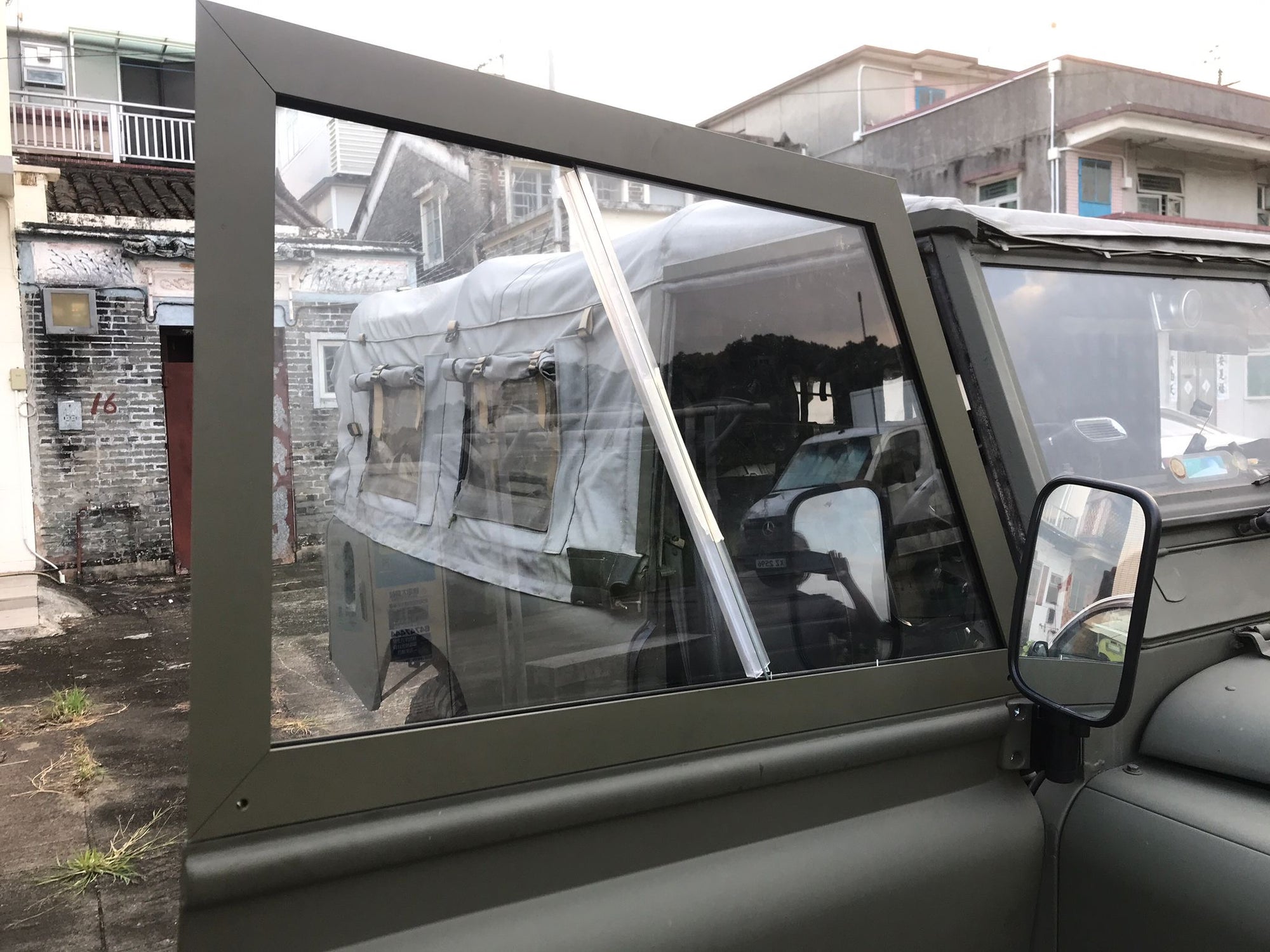 Land Rover Split door windows